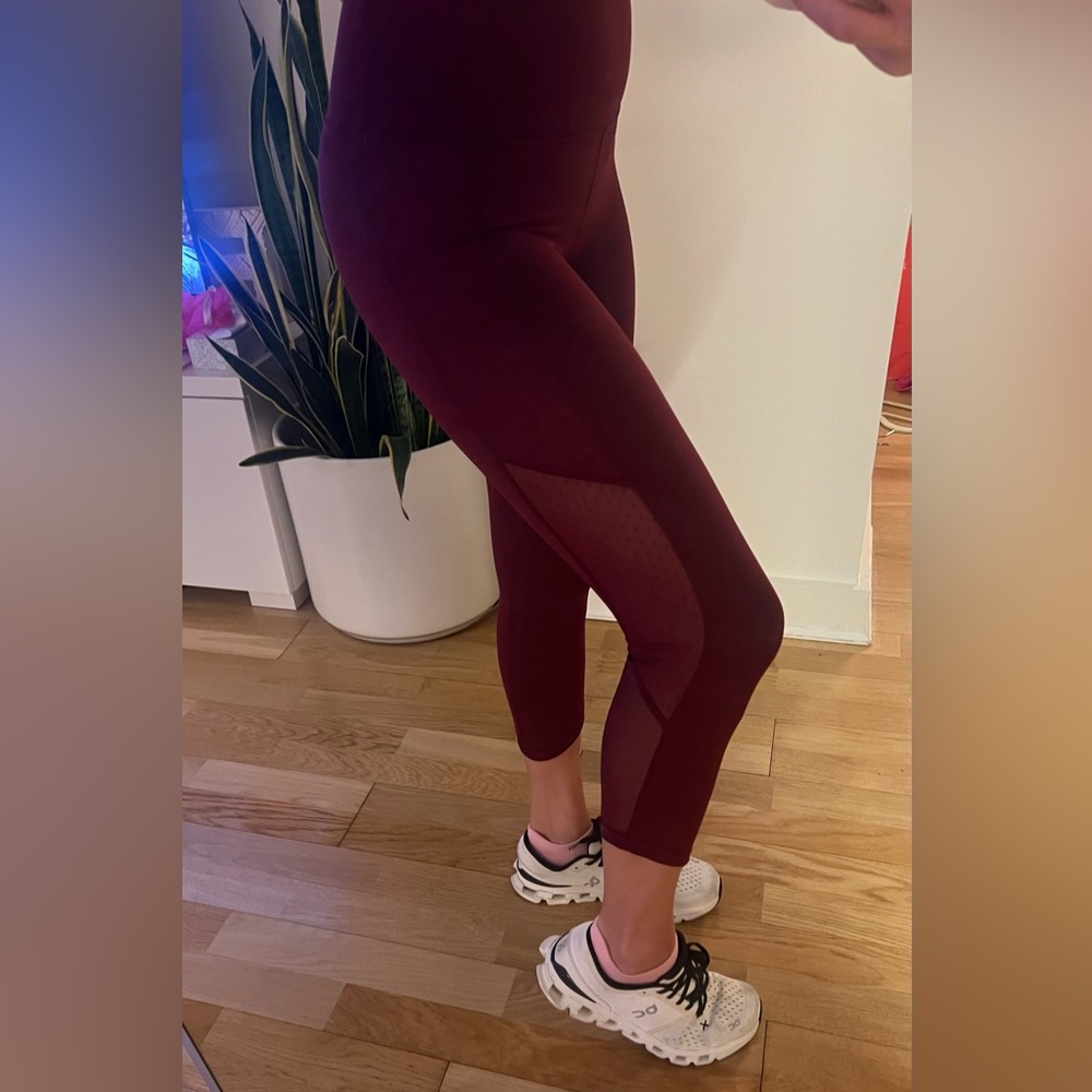 Lulu Lemon cropped leggings, burgundy color size 4